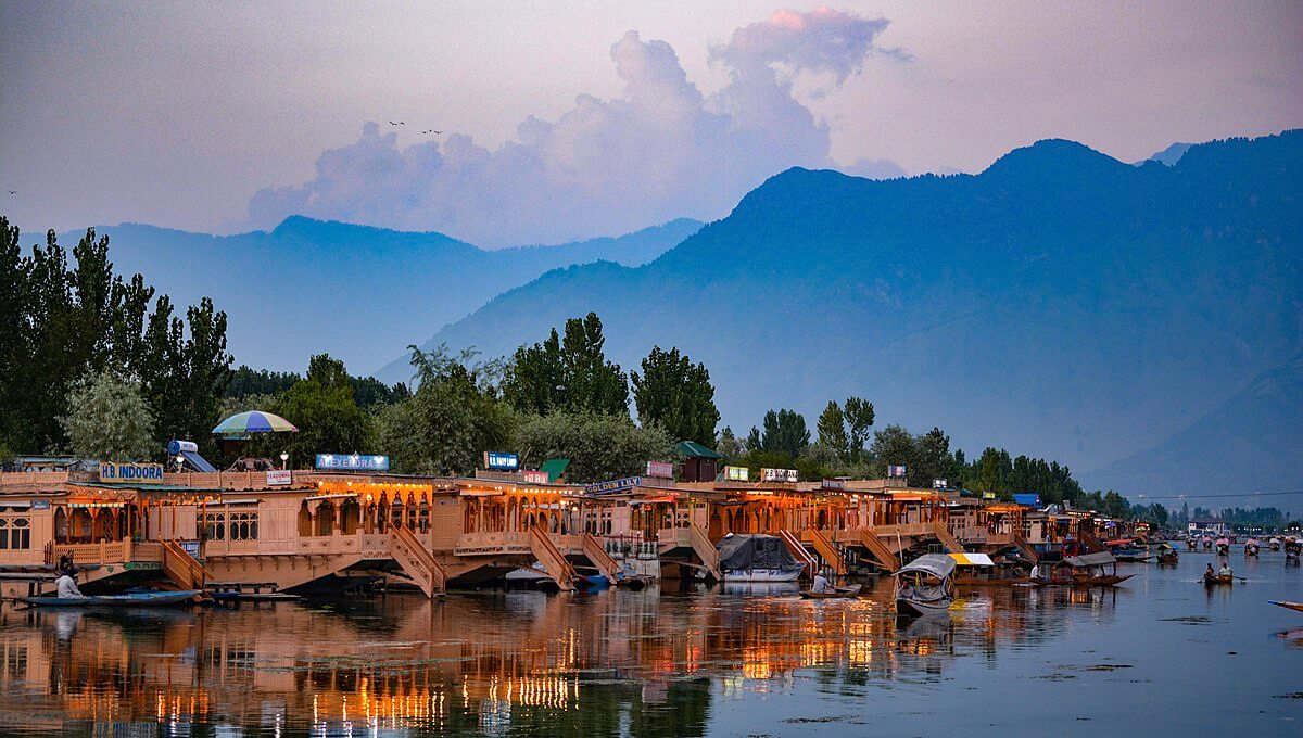 Houseboats,_Dal_Lake,_Kashmir (1)